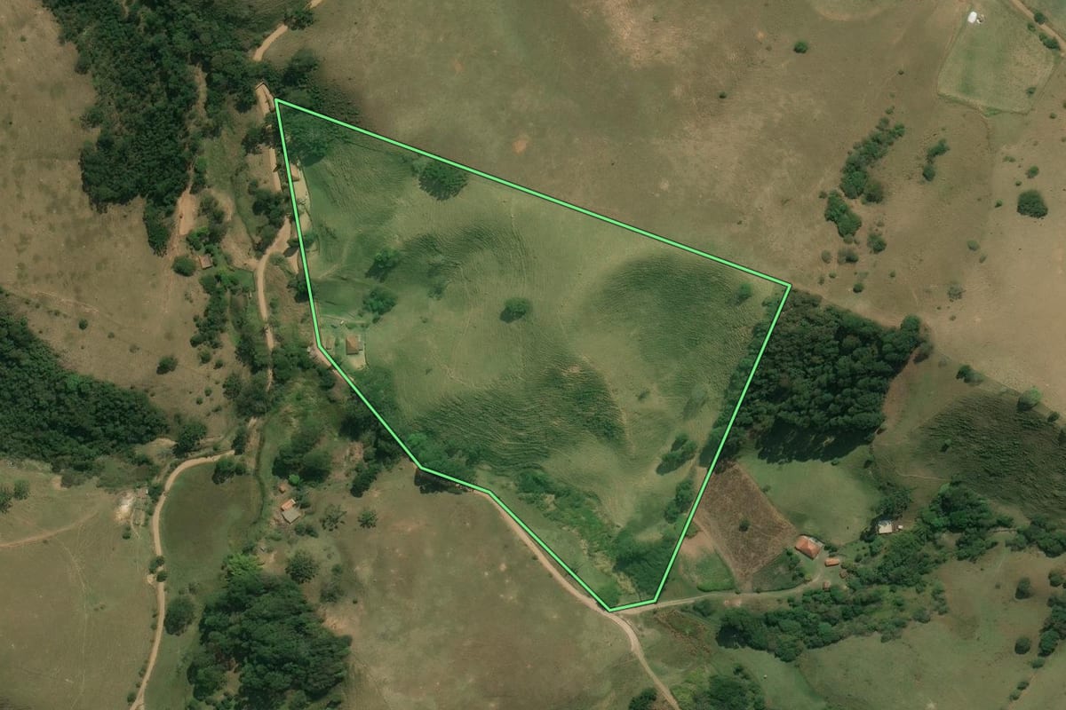 Imagem de satélite do imóvel rural em Cunha (SP), com o contorno declarado no CAR desenhado por cima.