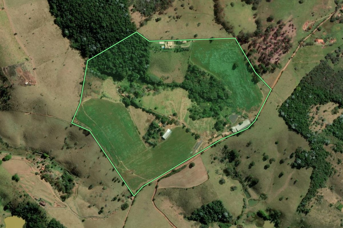 Imagem de satélite do imóvel rural em Cunha (SP), com o contorno declarado no CAR desenhado por cima.