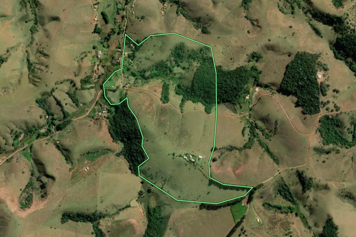 Imagem de satélite do imóvel rural em Cunha (SP), com o contorno declarado no CAR desenhado por cima.