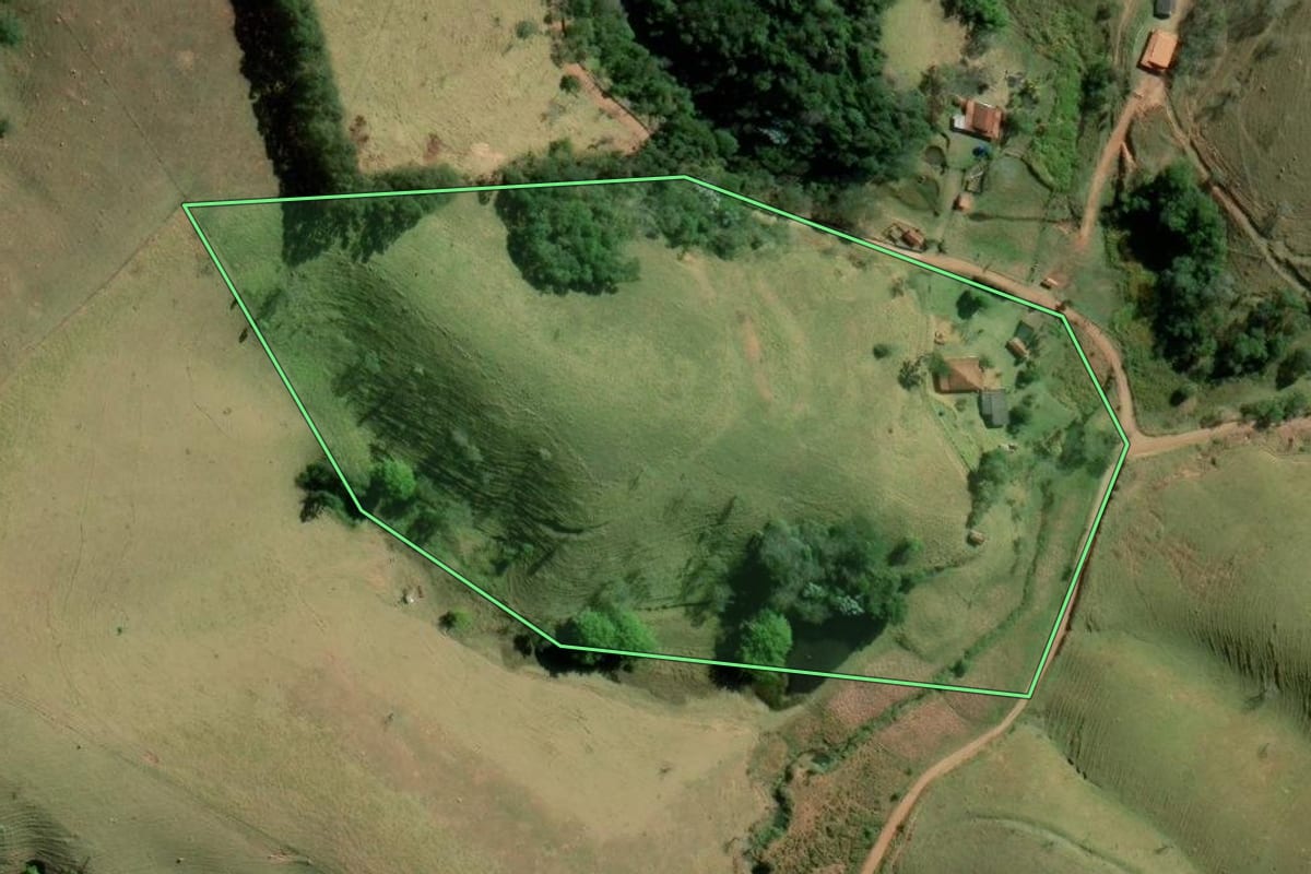 Imagem de satélite do imóvel rural em Cunha (SP), com o contorno declarado no CAR desenhado por cima.
