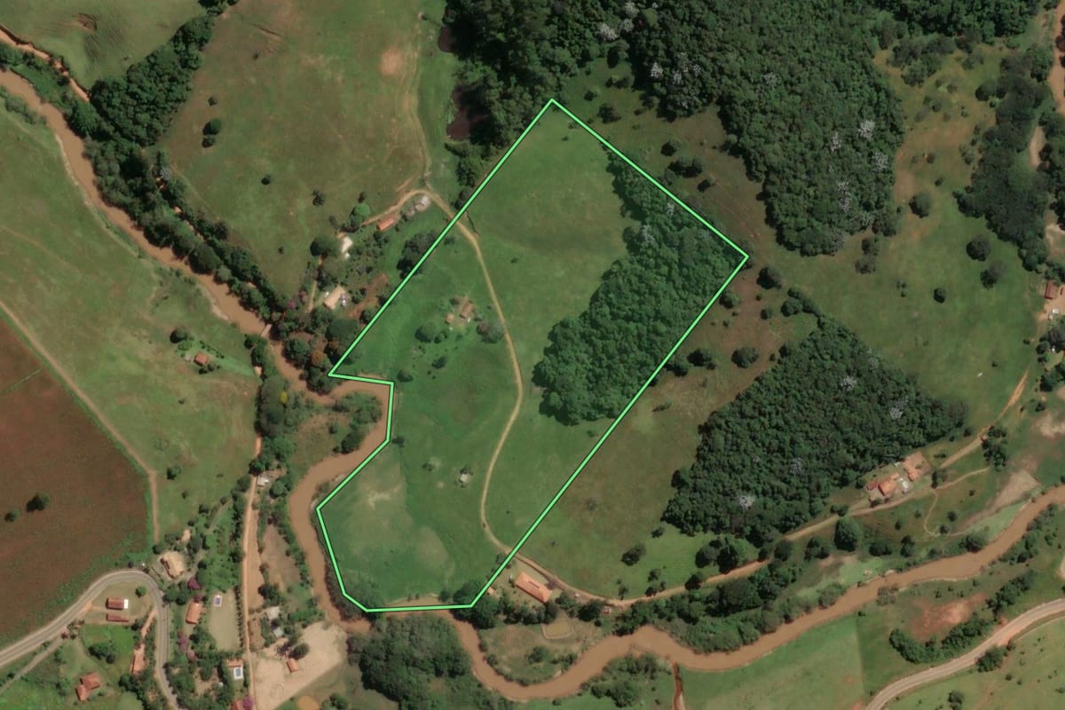 Imagem de satélite do imóvel rural em Cunha (SP), com o contorno declarado no CAR desenhado por cima.