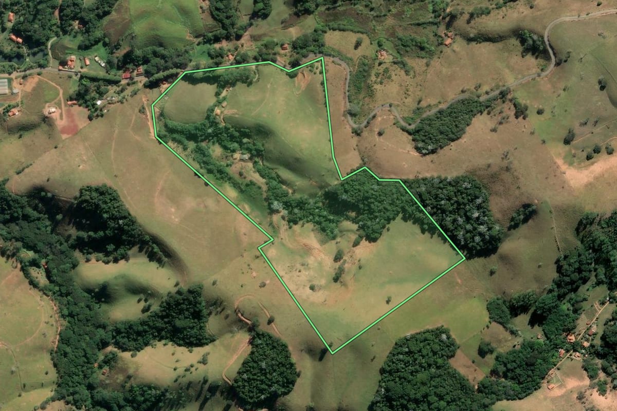 Imagem de satélite do imóvel rural em Cunha (SP), com o contorno declarado no CAR desenhado por cima.