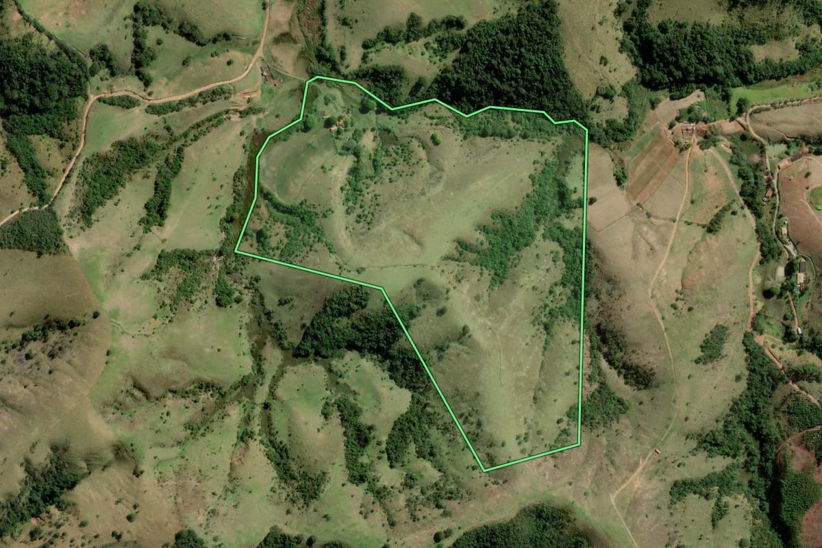 Imagem de satélite do imóvel rural em Cunha (SP), com o contorno declarado no CAR desenhado por cima.