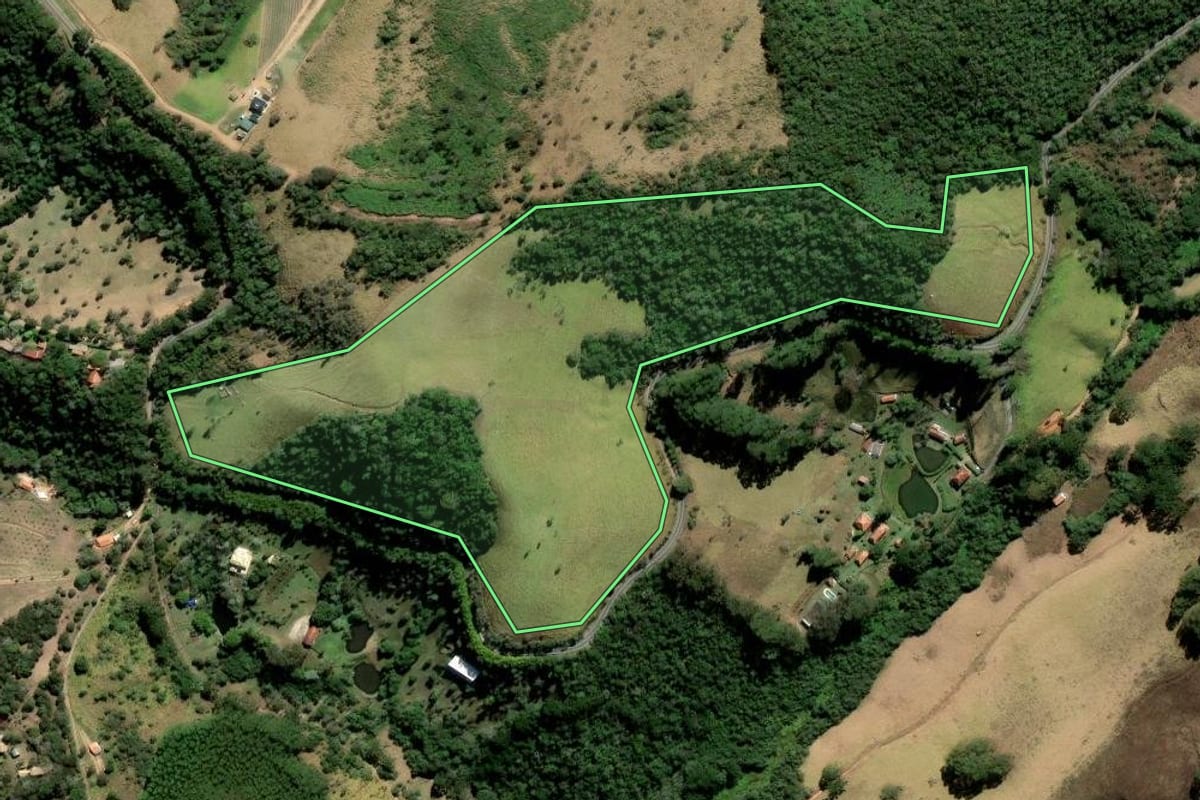 Imagem de satélite do imóvel rural em Cunha (SP), com o contorno declarado no CAR desenhado por cima.