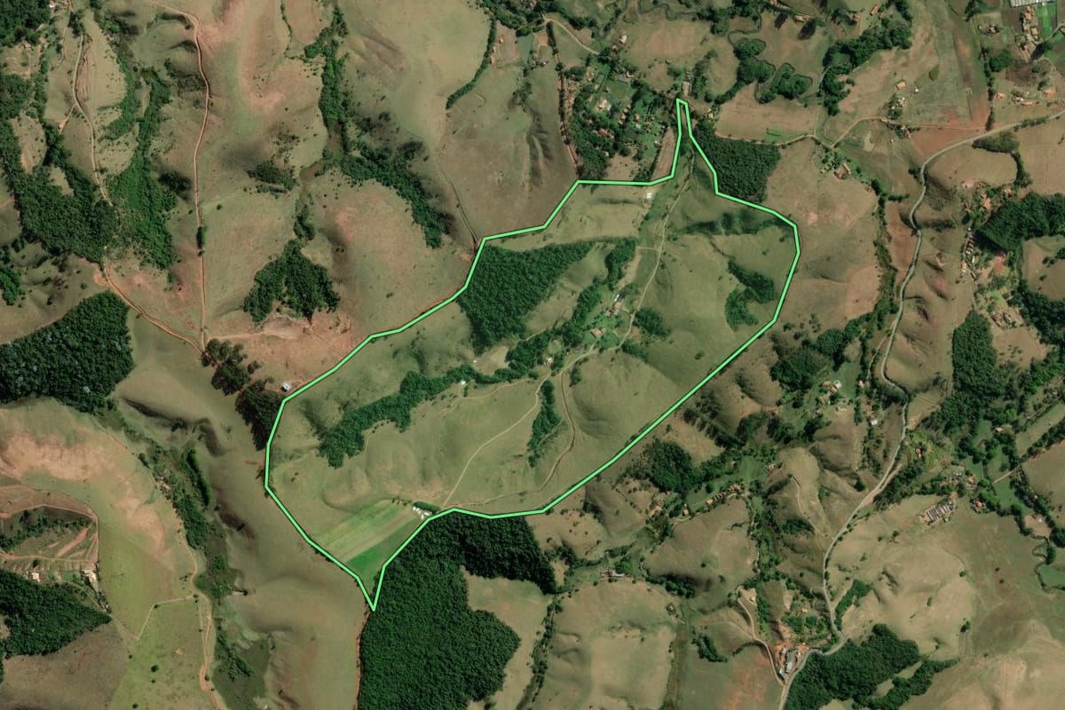 Imagem de satélite do imóvel rural em Cunha (SP), com o contorno declarado no CAR desenhado por cima.
