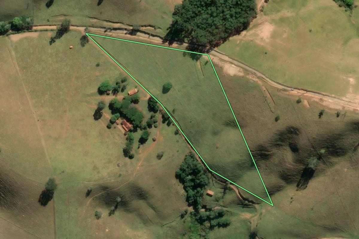 Imagem de satélite do imóvel rural em Cunha (SP), com o contorno declarado no CAR desenhado por cima.