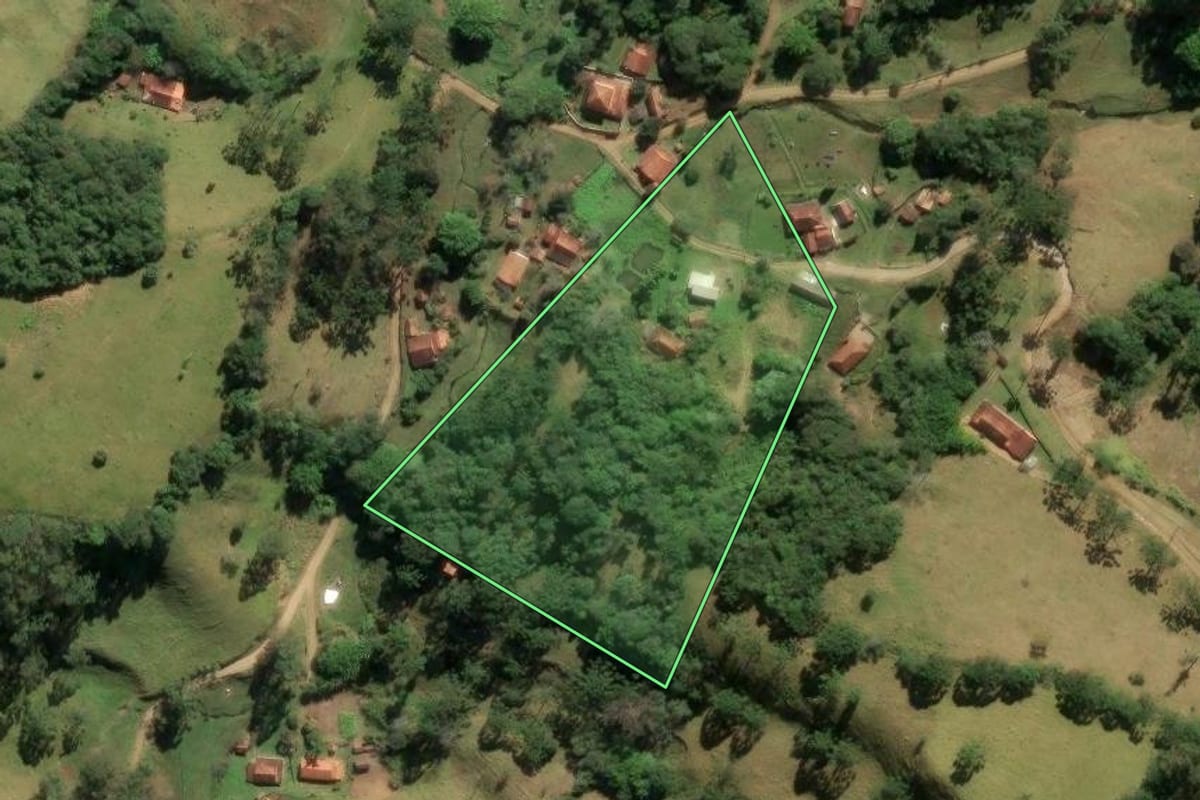 Imagem de satélite do imóvel rural em Cunha (SP), com o contorno declarado no CAR desenhado por cima.
