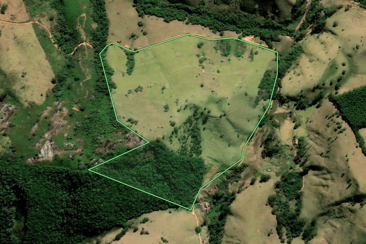 Imagem de satélite do imóvel rural em Cunha (SP), com o contorno declarado no CAR desenhado por cima.