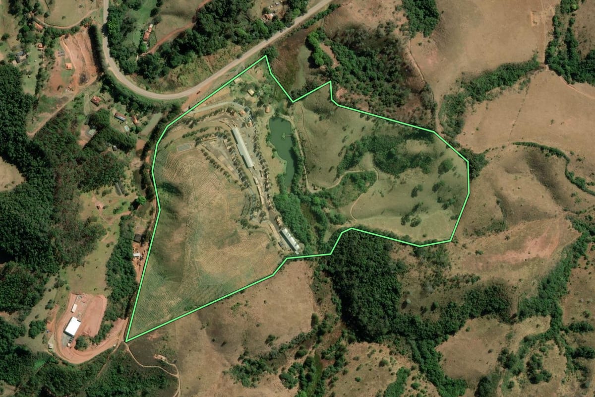Imagem de satélite do imóvel rural em Cunha (SP), com o contorno declarado no CAR desenhado por cima.
