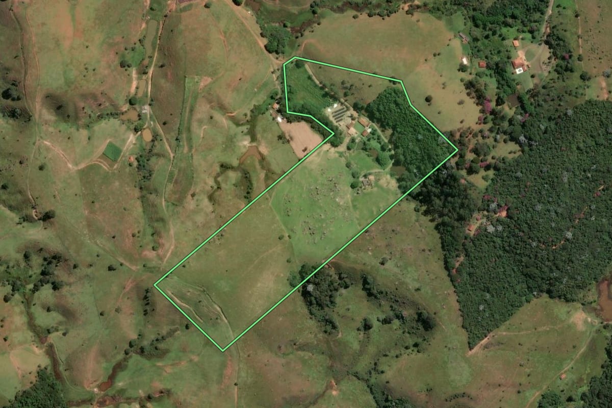 Imagem de satélite do imóvel rural em Cunha (SP), com o contorno declarado no CAR desenhado por cima.
