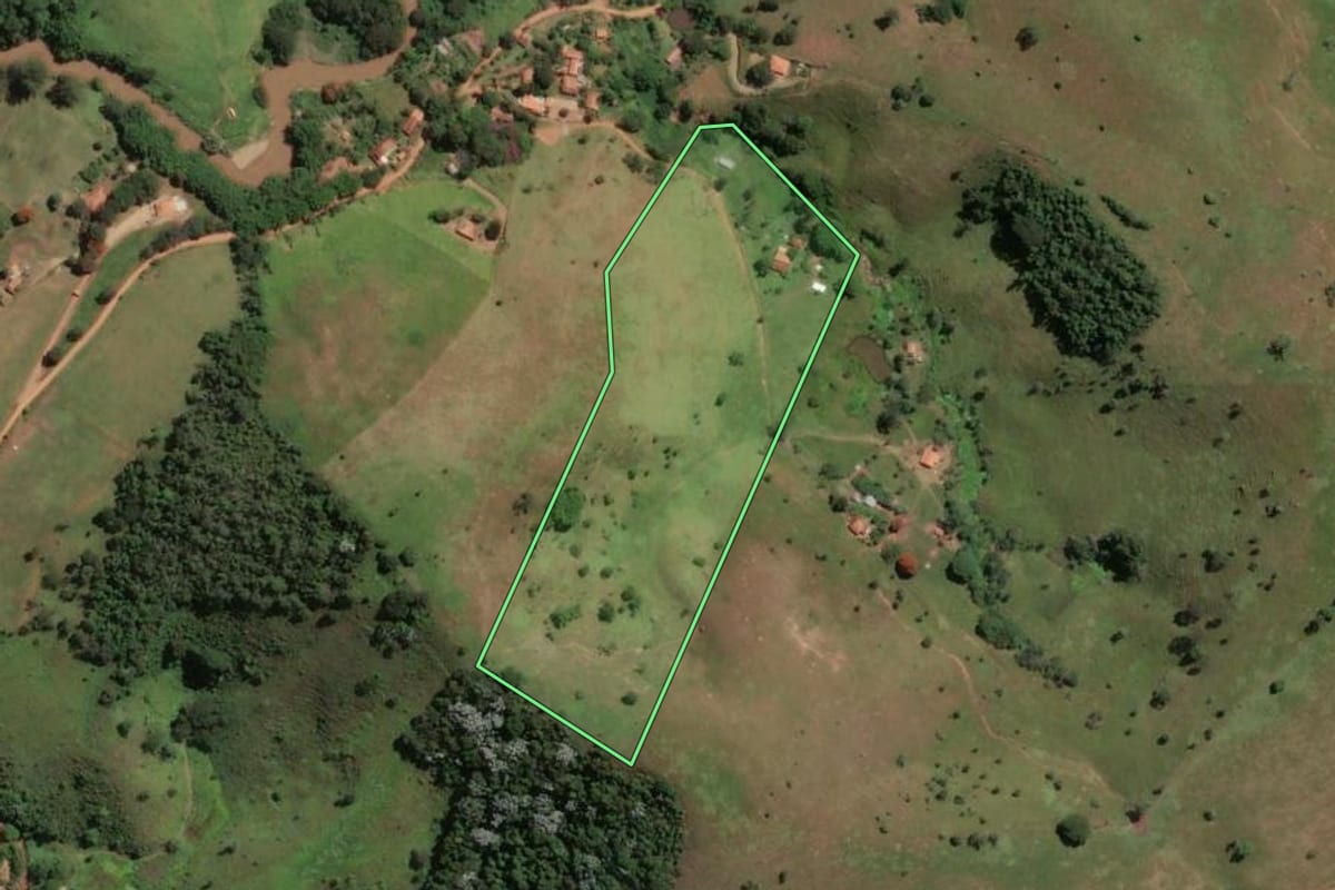 Imagem de satélite do imóvel rural em Cunha (SP), com o contorno declarado no CAR desenhado por cima.