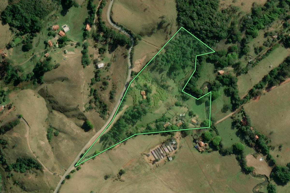 Imagem de satélite do imóvel rural em Cunha (SP), com o contorno declarado no CAR desenhado por cima.