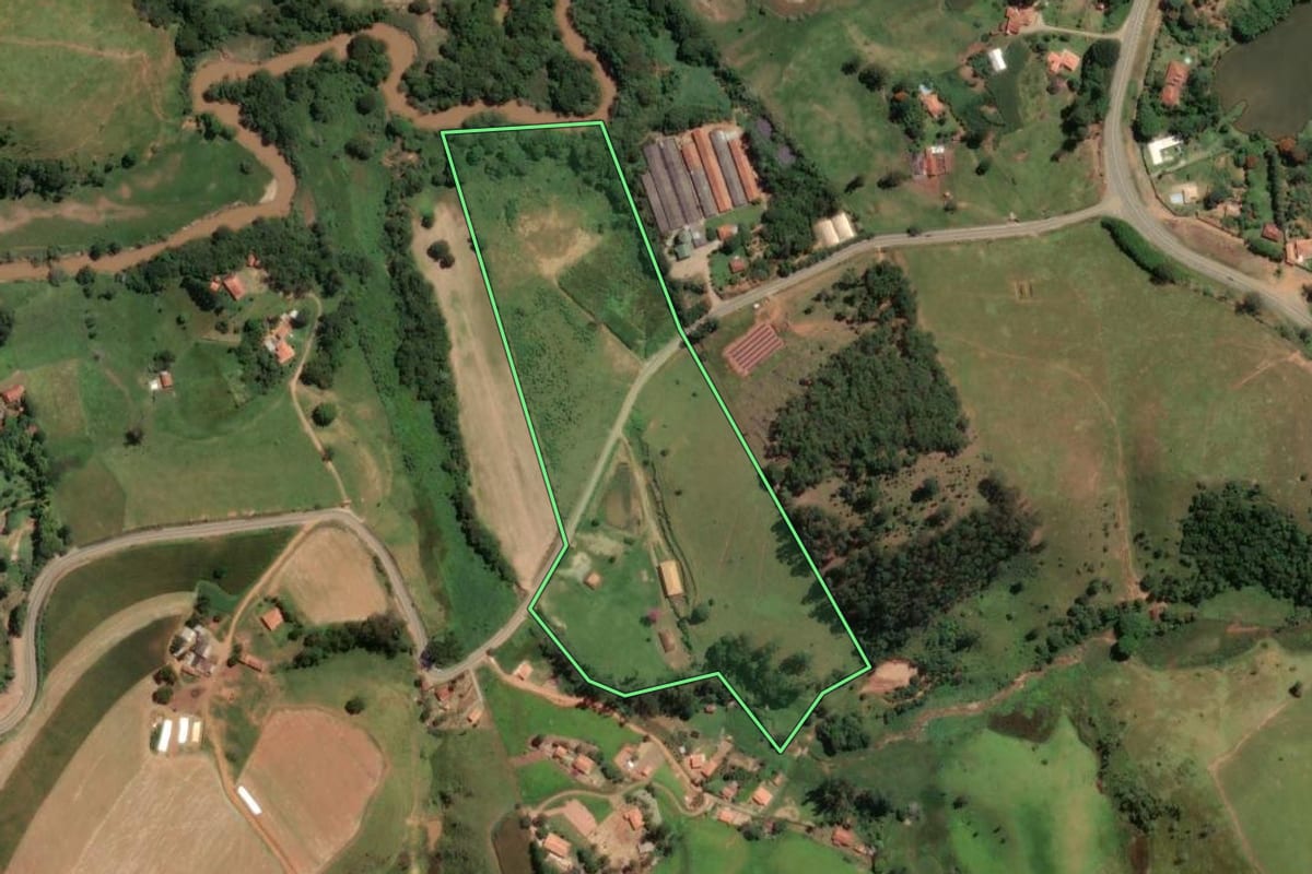 Imagem de satélite do imóvel rural em Cunha (SP), com o contorno declarado no CAR desenhado por cima.