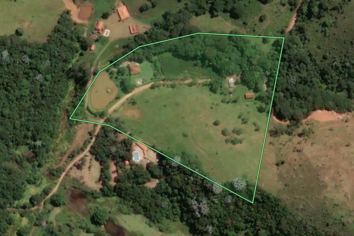 Imagem de satélite do imóvel rural em Cunha (SP), com o contorno declarado no CAR desenhado por cima.