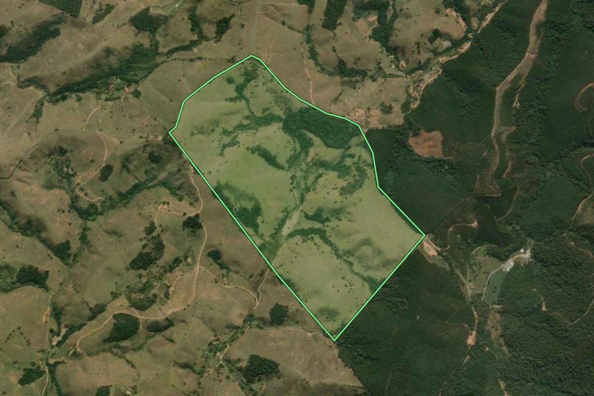 Imagem de satélite do imóvel rural em Cunha (SP), com o contorno declarado no CAR desenhado por cima.