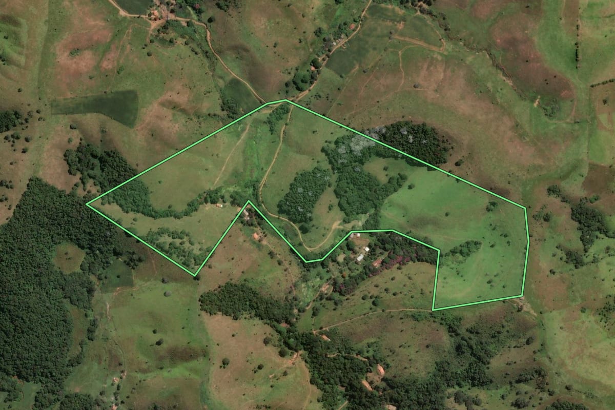 Imagem de satélite do imóvel rural em Cunha (SP), com o contorno declarado no CAR desenhado por cima.