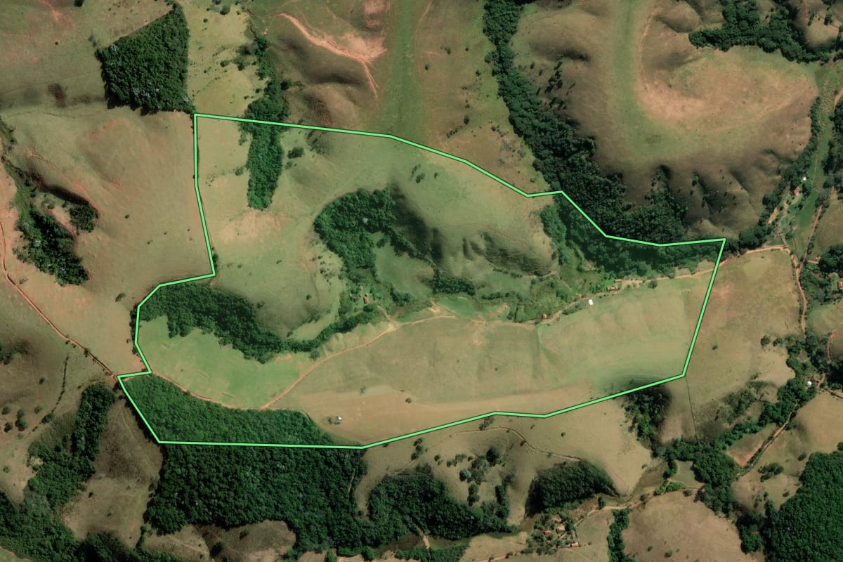 Imagem de satélite do imóvel rural em Cunha (SP), com o contorno declarado no CAR desenhado por cima.