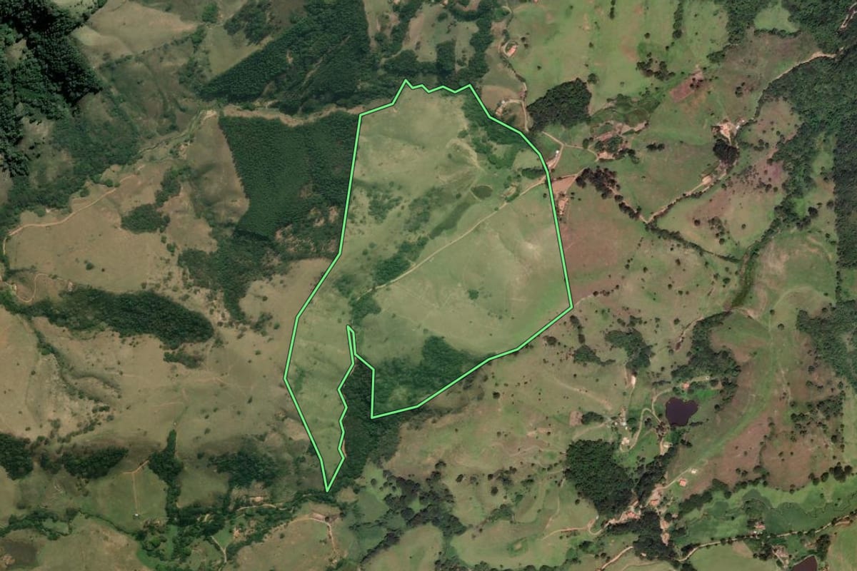 Imagem de satélite do imóvel rural em Cunha (SP), com o contorno declarado no CAR desenhado por cima.