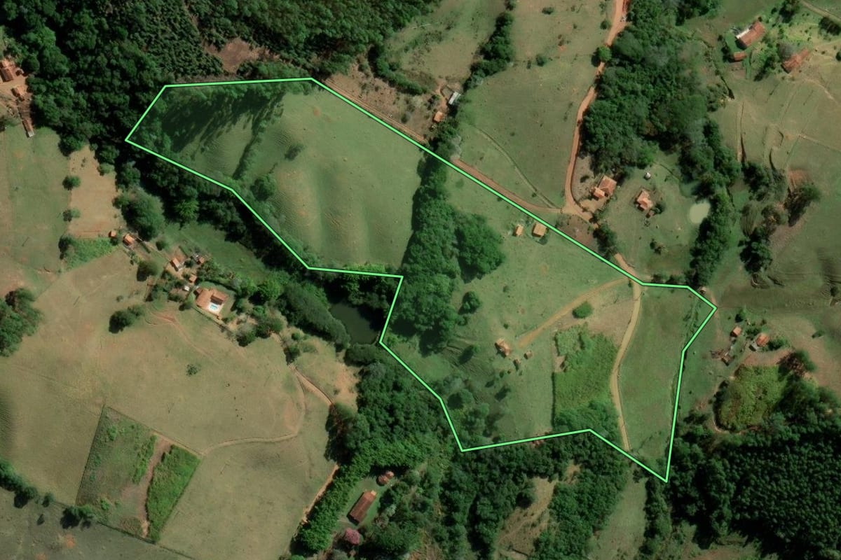 Imagem de satélite do imóvel rural em Cunha (SP), com o contorno declarado no CAR desenhado por cima.