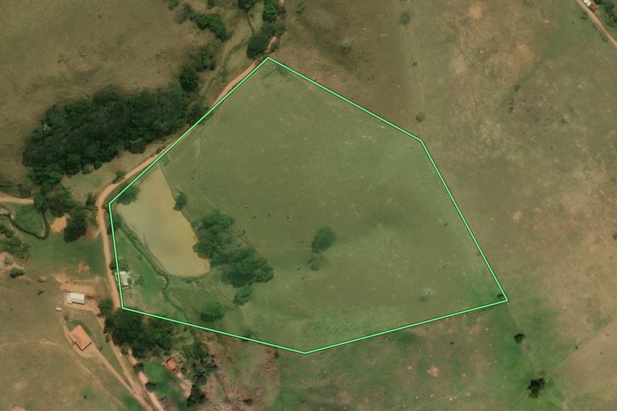 Imagem de satélite do imóvel rural em Cunha (SP), com o contorno declarado no CAR desenhado por cima.