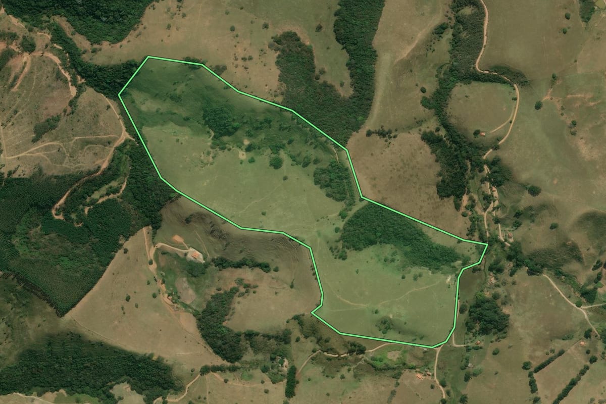 Imagem de satélite do imóvel rural em Cunha (SP), com o contorno declarado no CAR desenhado por cima.