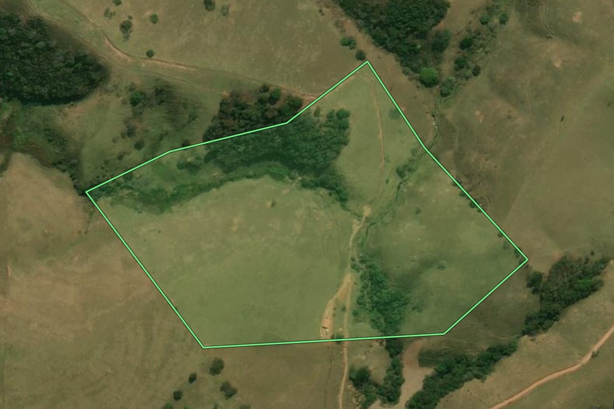 Imagem de satélite do imóvel rural em Cunha (SP), com o contorno declarado no CAR desenhado por cima.