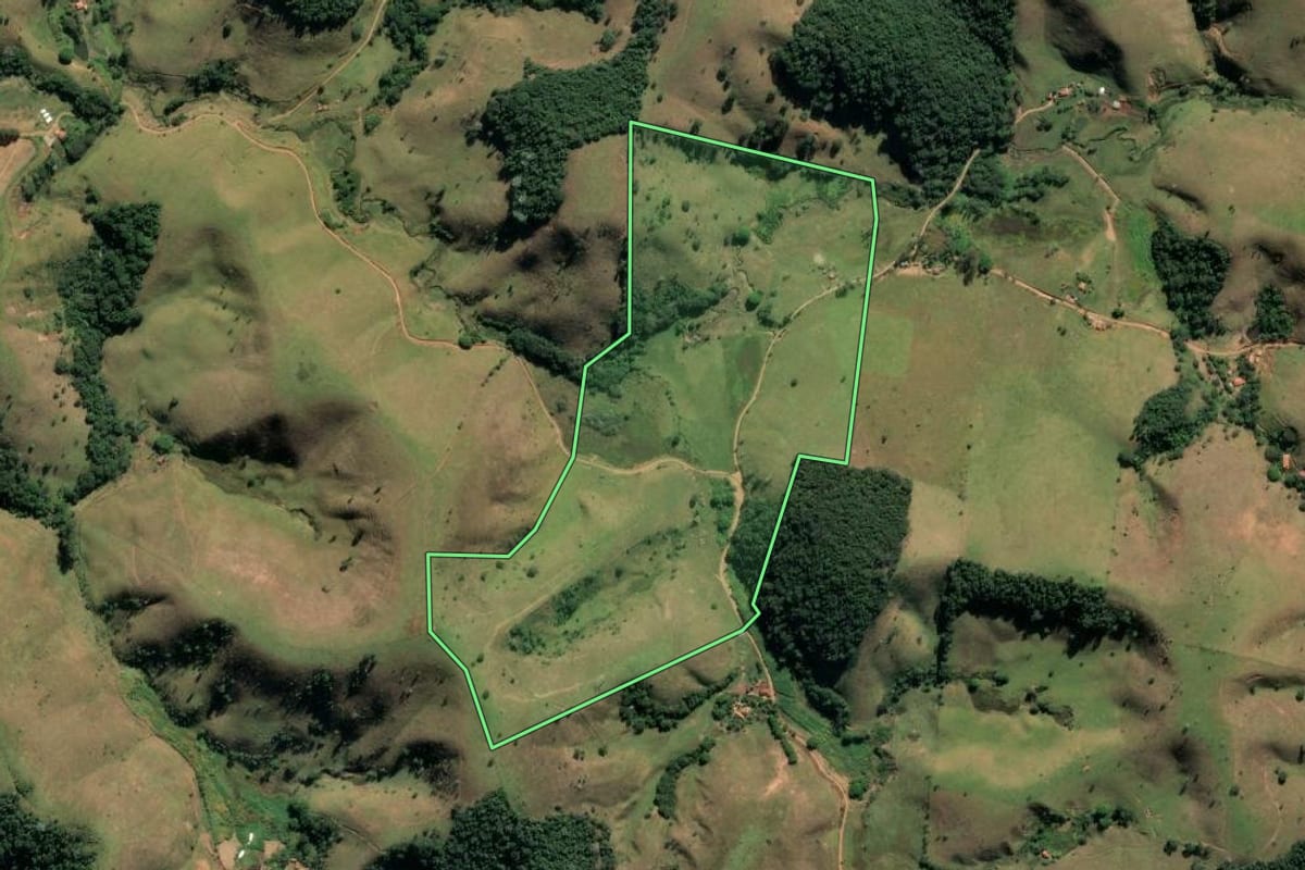 Imagem de satélite do imóvel rural em Cunha (SP), com o contorno declarado no CAR desenhado por cima.