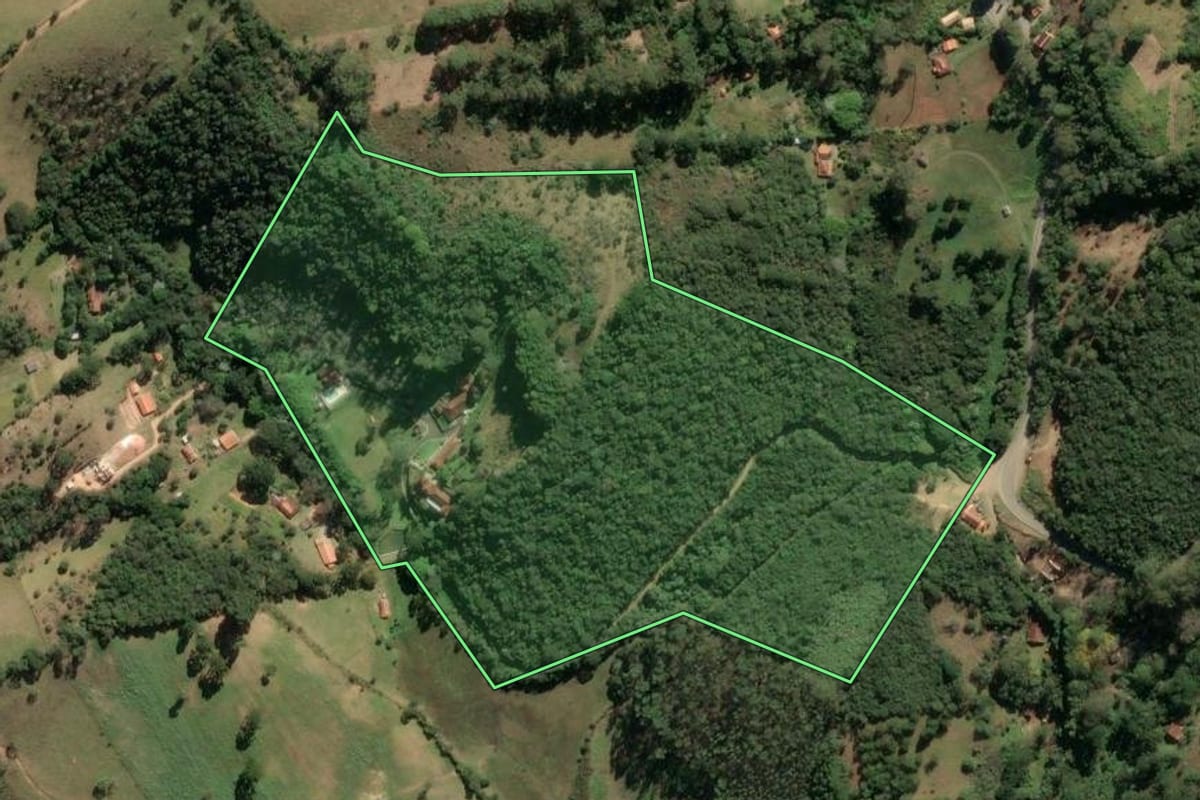 Imagem de satélite do imóvel rural em Cunha (SP), com o contorno declarado no CAR desenhado por cima.