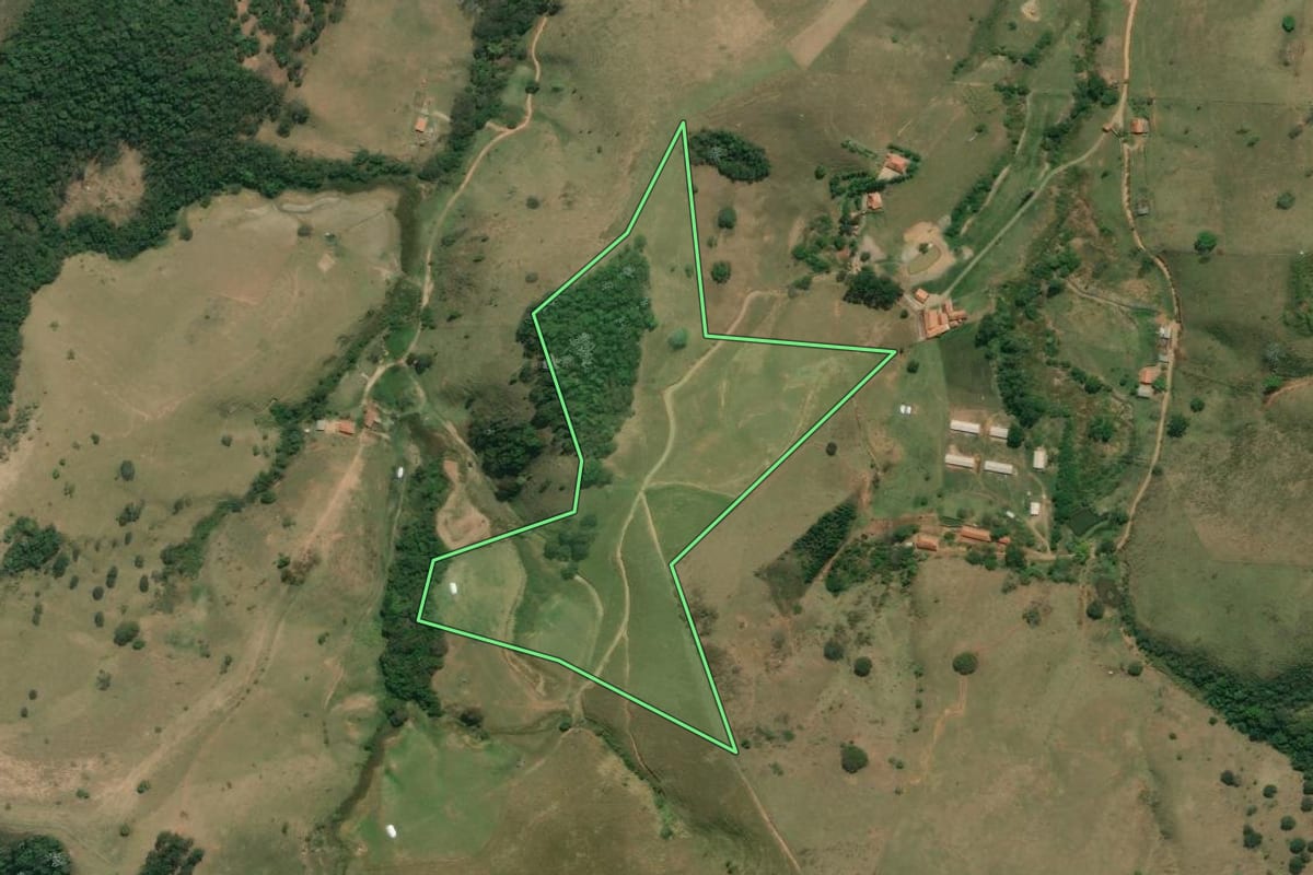 Imagem de satélite do imóvel rural em Cunha (SP), com o contorno declarado no CAR desenhado por cima.