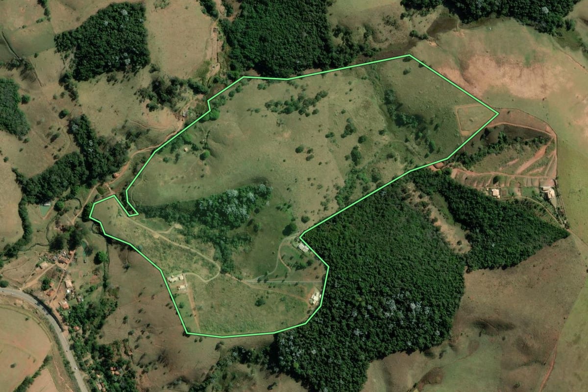 Imagem de satélite do imóvel rural em Cunha (SP), com o contorno declarado no CAR desenhado por cima.