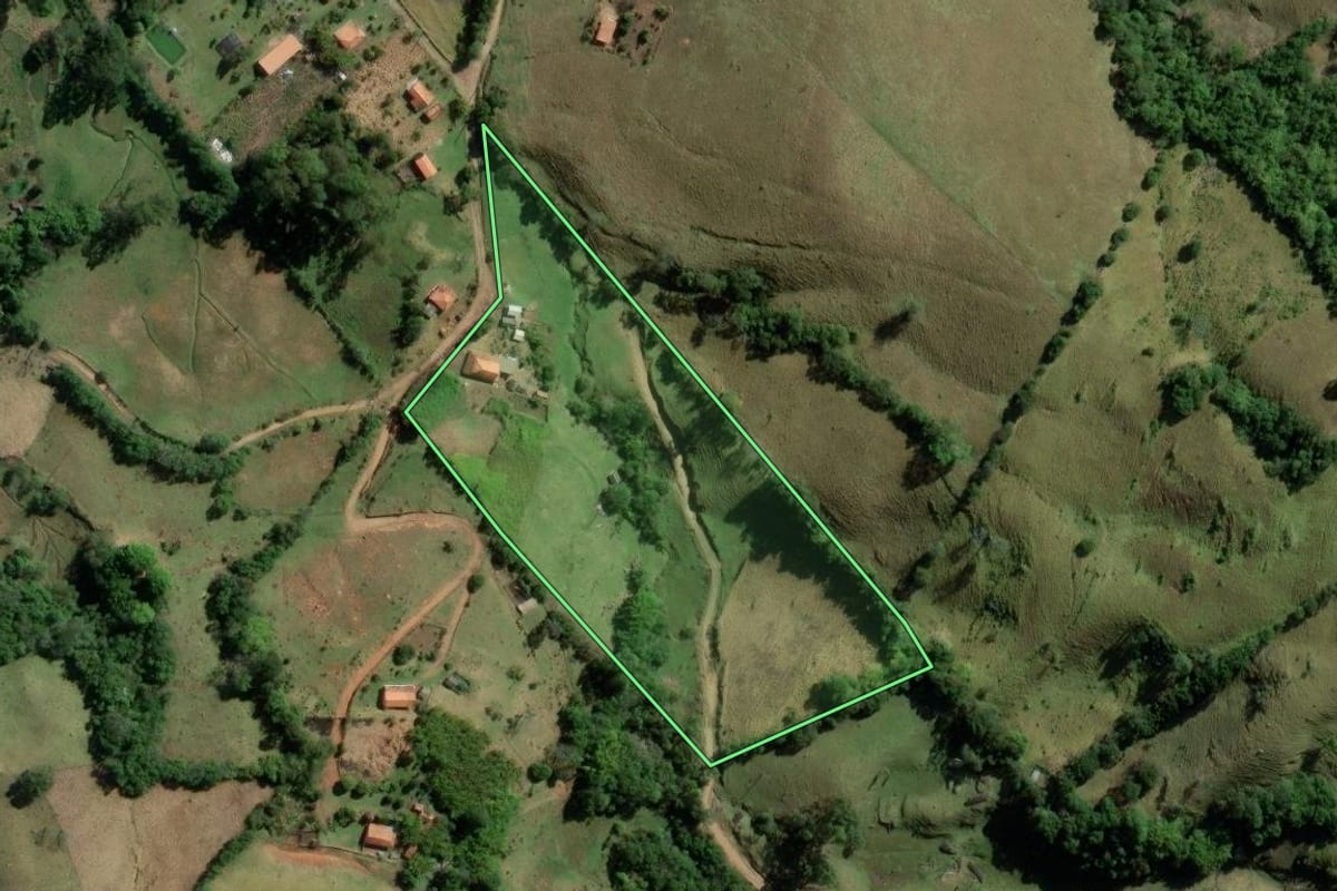 Imagem de satélite do imóvel rural em Cunha (SP), com o contorno declarado no CAR desenhado por cima.