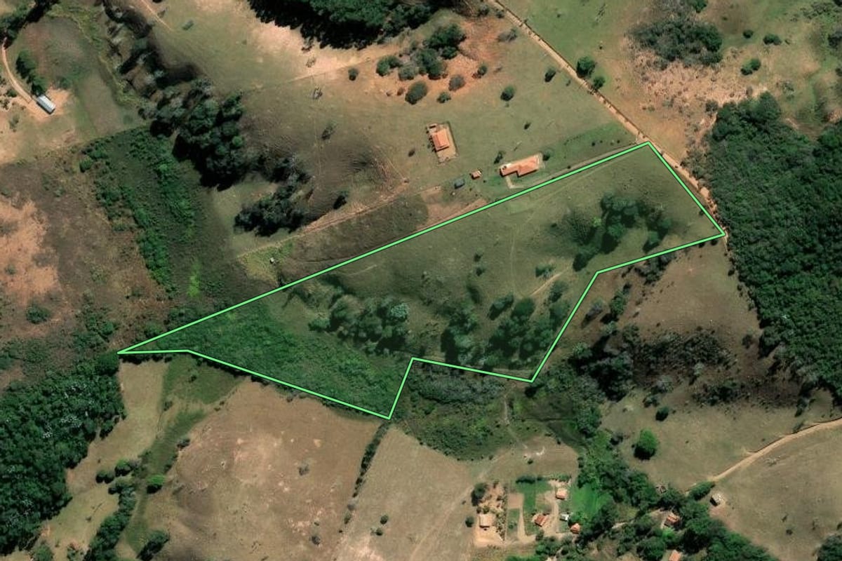 Imagem de satélite do imóvel rural em Cunha (SP), com o contorno declarado no CAR desenhado por cima.