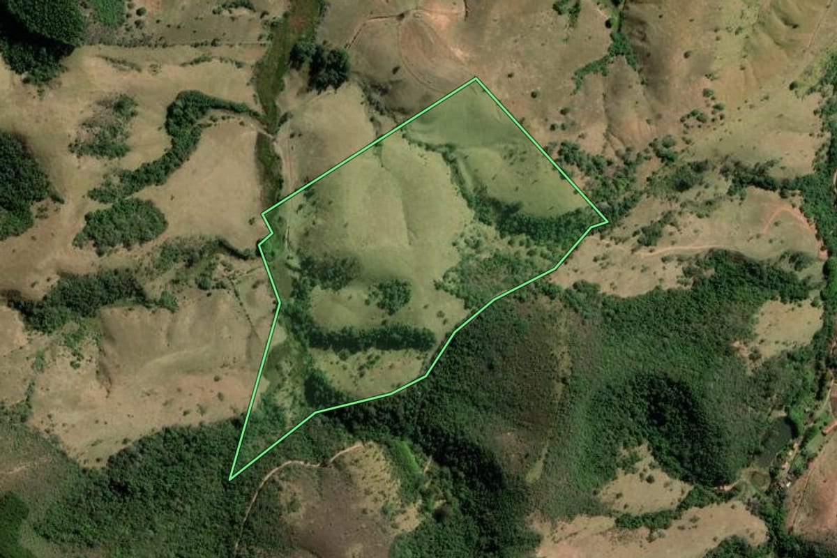 Imagem de satélite do imóvel rural em Cunha (SP), com o contorno declarado no CAR desenhado por cima.