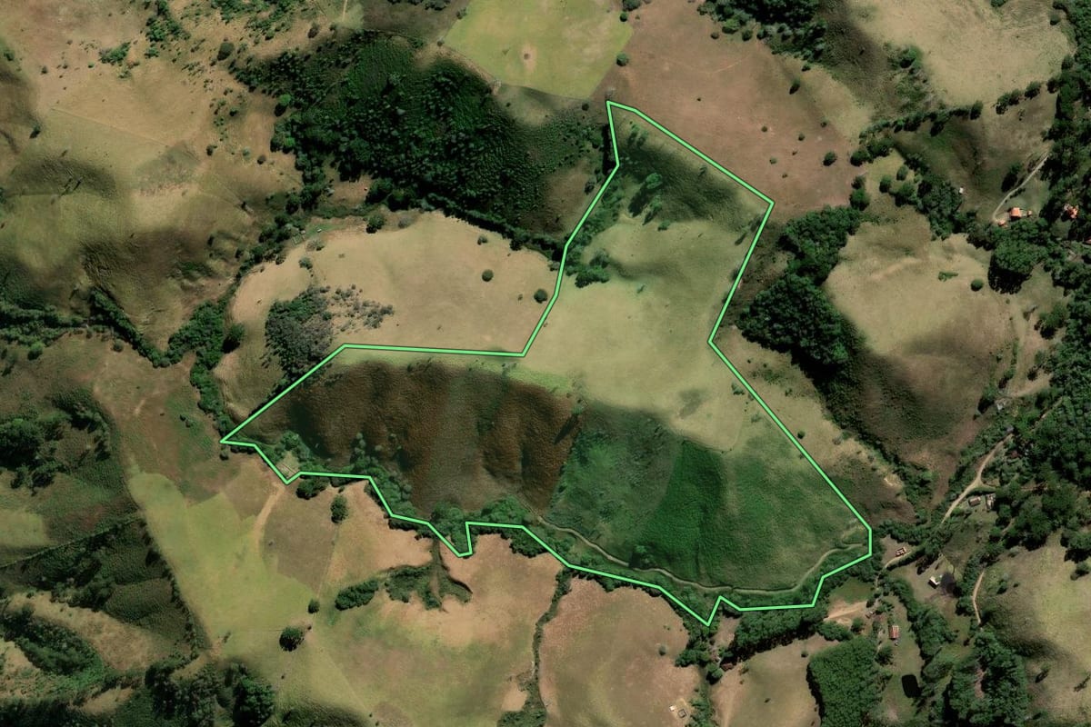 Imagem de satélite do imóvel rural em Cunha (SP), com o contorno declarado no CAR desenhado por cima.