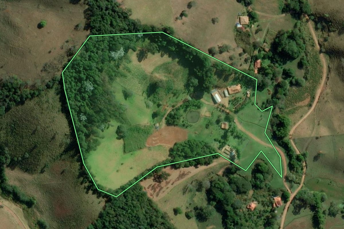 Imagem de satélite do imóvel rural em Cunha (SP), com o contorno declarado no CAR desenhado por cima.