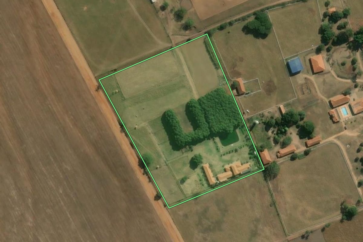 Imagem de satélite do imóvel rural em Descalvado (SP), com o contorno declarado no CAR desenhado por cima.