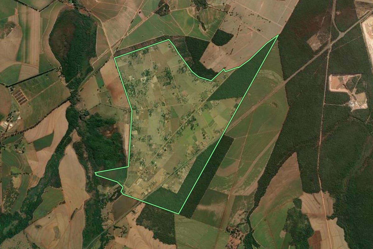 Imagem de satélite do imóvel rural em Descalvado (SP), com o contorno declarado no CAR desenhado por cima.
