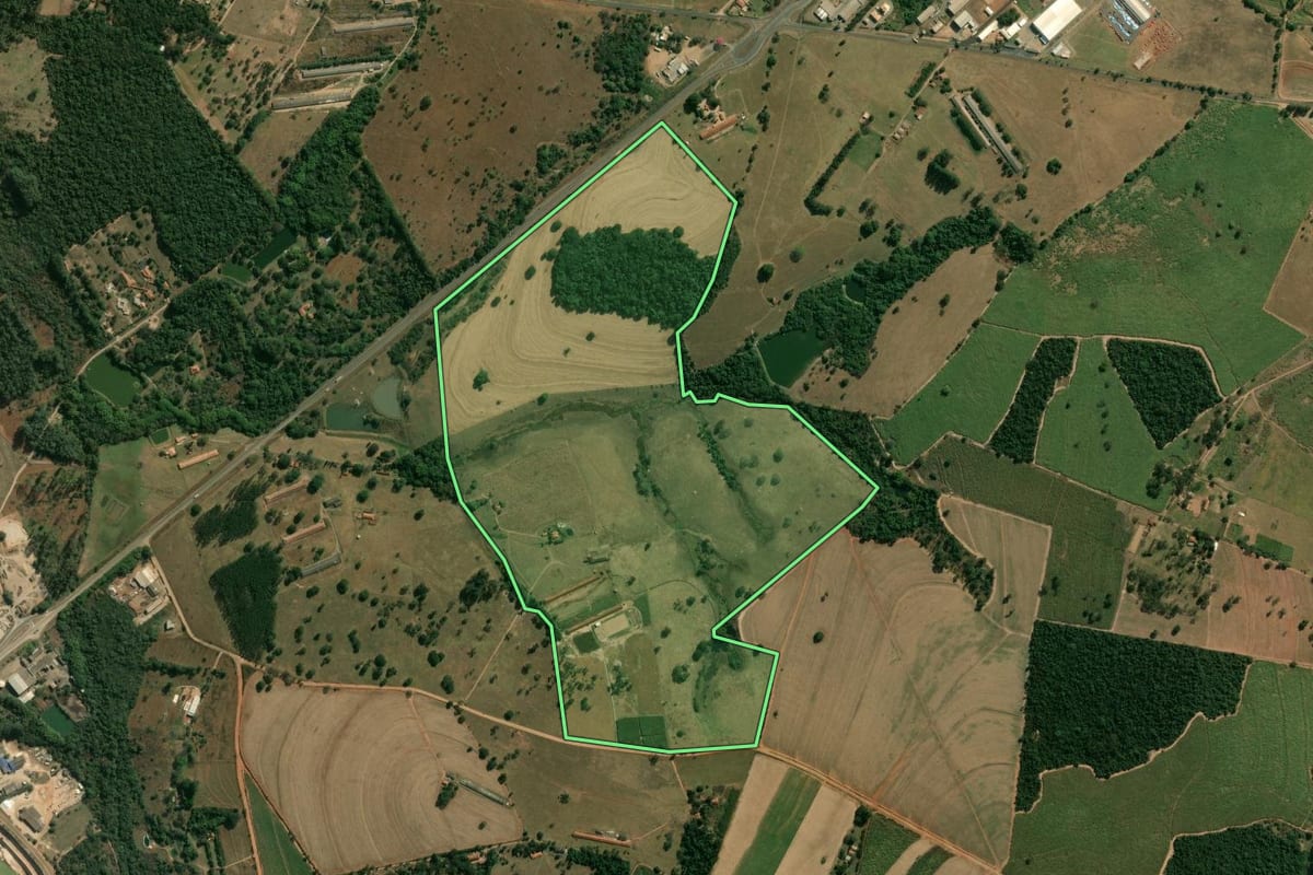 Imagem de satélite do imóvel rural em Descalvado (SP), com o contorno declarado no CAR desenhado por cima.