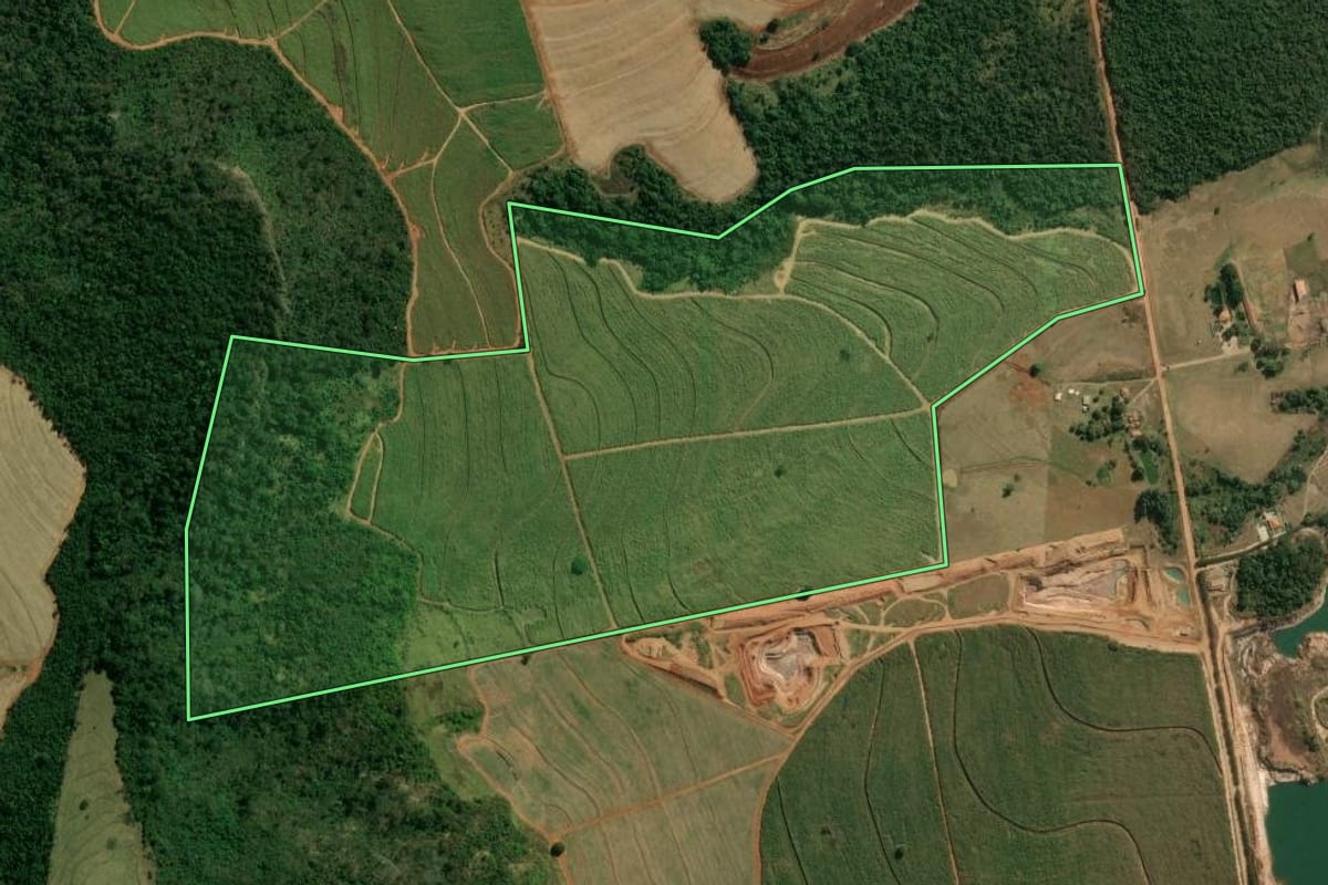Imagem de satélite do imóvel rural em Descalvado (SP), com o contorno declarado no CAR desenhado por cima.
