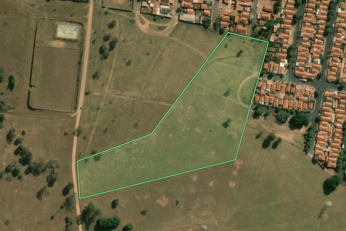 Imagem de satélite do imóvel rural em Descalvado (SP), com o contorno declarado no CAR desenhado por cima.