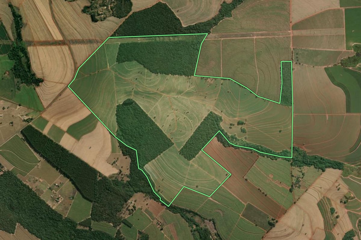 Imagem de satélite do imóvel rural em Descalvado (SP), com o contorno declarado no CAR desenhado por cima.