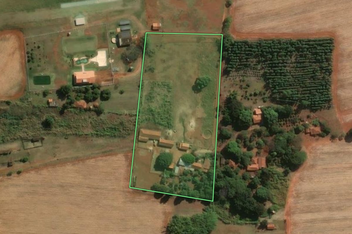 Imagem de satélite do imóvel rural em Descalvado (SP), com o contorno declarado no CAR desenhado por cima.