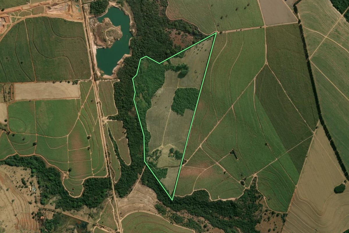 Imagem de satélite do imóvel rural em Descalvado (SP), com o contorno declarado no CAR desenhado por cima.