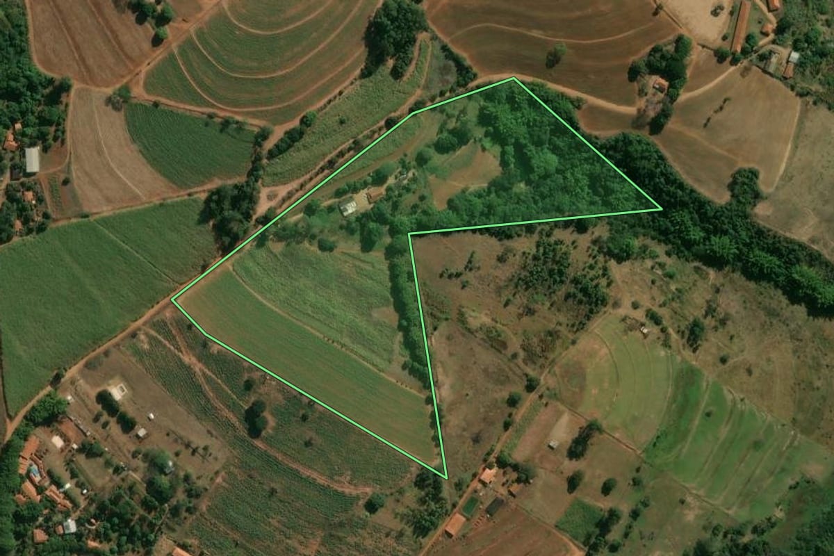 Imagem de satélite do imóvel rural em Descalvado (SP), com o contorno declarado no CAR desenhado por cima.