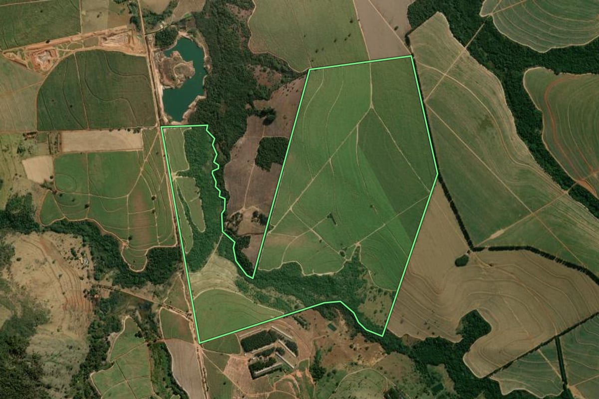 Imagem de satélite do imóvel rural em Descalvado (SP), com o contorno declarado no CAR desenhado por cima.