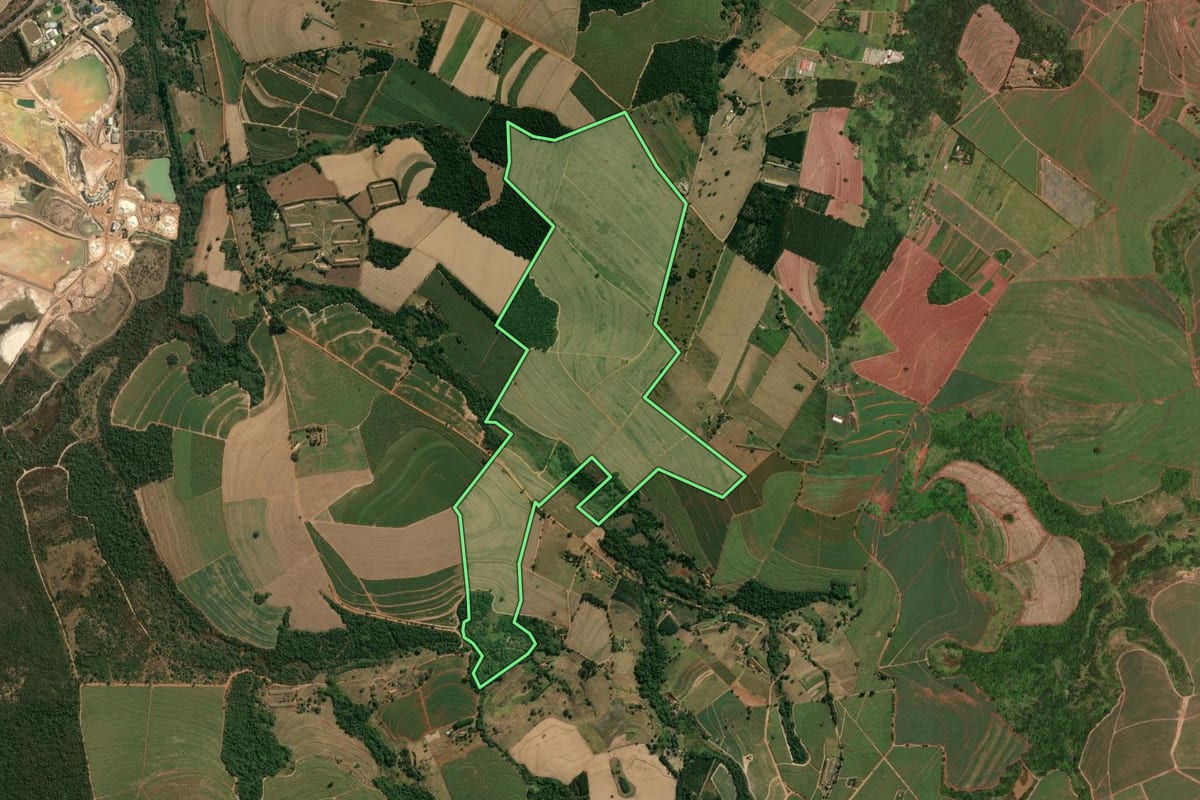 Imagem de satélite do imóvel rural em Descalvado (SP), com o contorno declarado no CAR desenhado por cima.