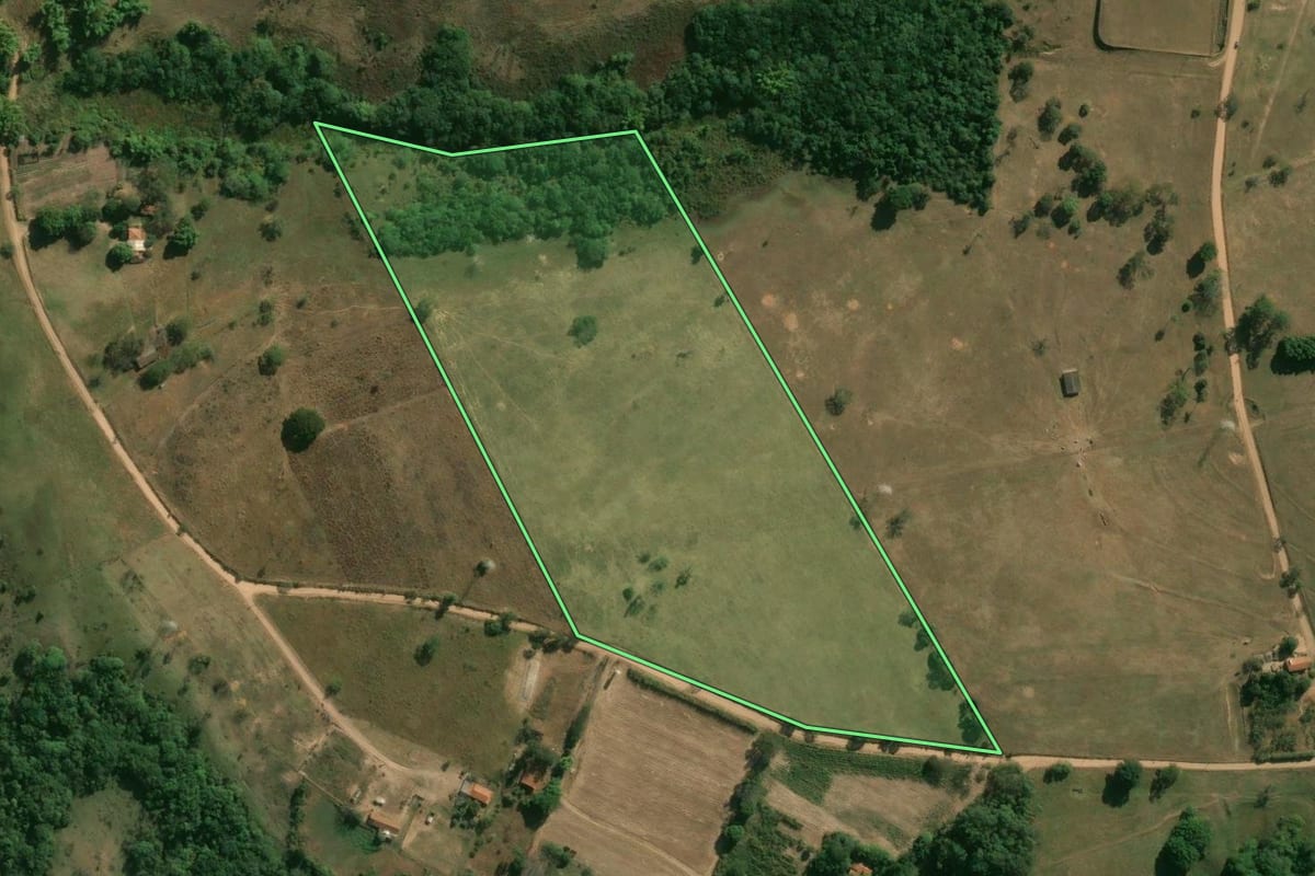 Imagem de satélite do imóvel rural em Descalvado (SP), com o contorno declarado no CAR desenhado por cima.