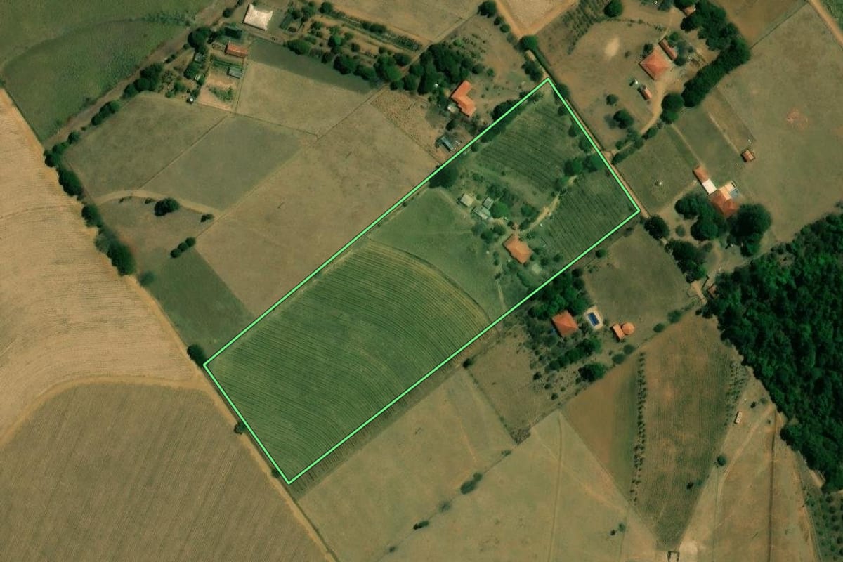 Imagem de satélite do imóvel rural em Descalvado (SP), com o contorno declarado no CAR desenhado por cima.
