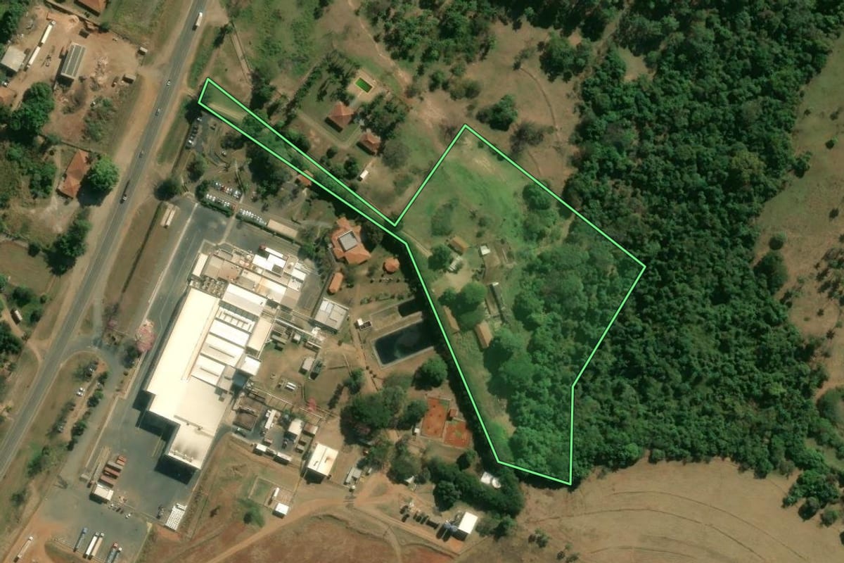Imagem de satélite do imóvel rural em Descalvado (SP), com o contorno declarado no CAR desenhado por cima.