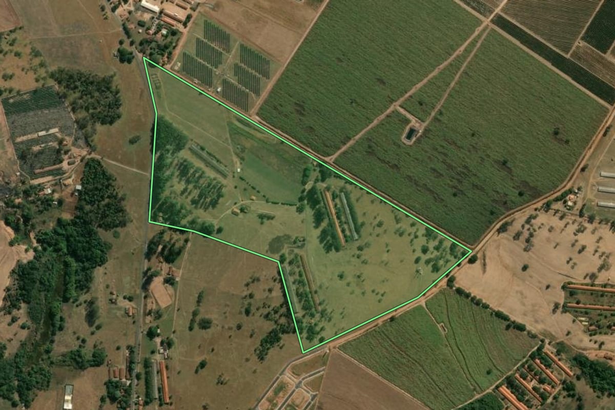 Imagem de satélite do imóvel rural em Descalvado (SP), com o contorno declarado no CAR desenhado por cima.